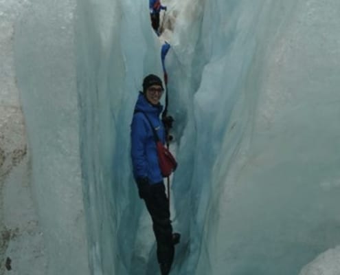 ferntouristik-unterwegs_Neuseeland_Franz-Josef_Gletscherwanderung-Maria-zwischen-dem-Gletscher