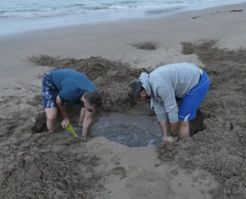 ferntouristik-unterwegs_Neuseeland_Hot-Water-Beach_Sandbuddeln