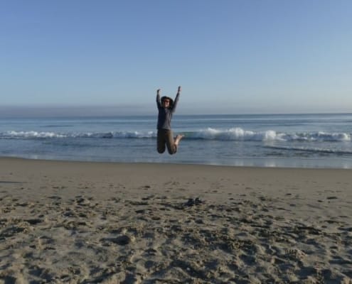 ferntouristik-unterwegs_Neuseeland_Papamoa-Beach_Maria-springt