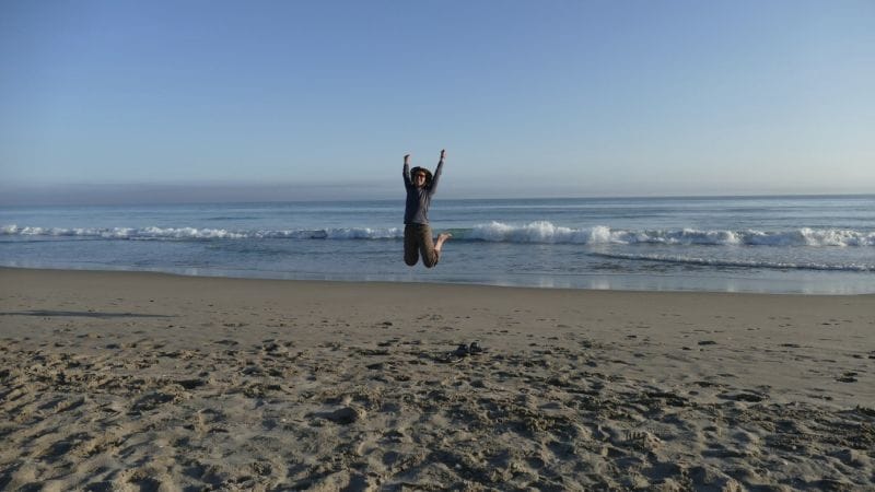 ferntouristik-unterwegs_Neuseeland_Papamoa-Beach_Maria-springt