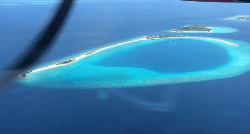 ferntouristik_unterwegs_Malediven_Flug-über-Inseln
