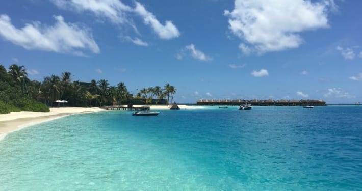 ferntouristik_unterwegs_Malediven_Huvafen-Fushi-Maldives_Ankommen-am-Steg-1