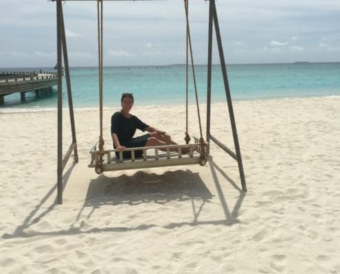 ferntouristik_unterwegs_Malediven_Milaidhoo-Island_Maria-in-der-Schaukel