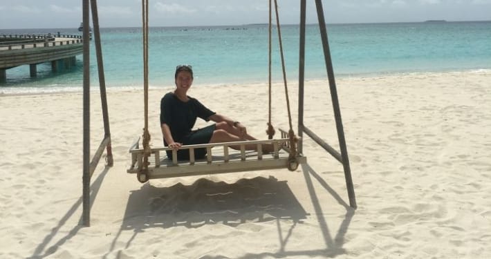 ferntouristik_unterwegs_Malediven_Milaidhoo-Island_Maria-in-der-Schaukel