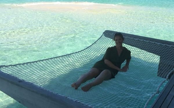 ferntouristik_unterwegs_Malediven_Raffles-Maldives-Meradhoo_Maria-chillen-im-Netz-600x627