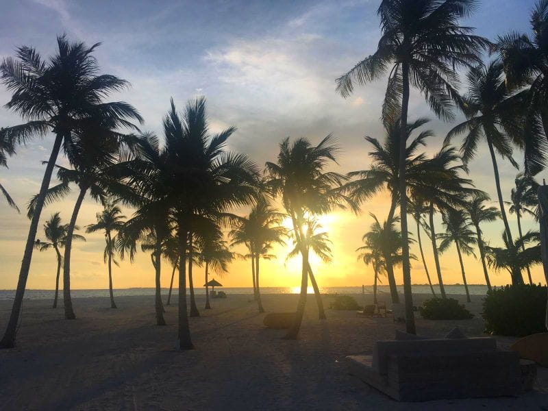 ferntouristik_unterwegs_Malediven_Sonnenuntergang-am-Strand
