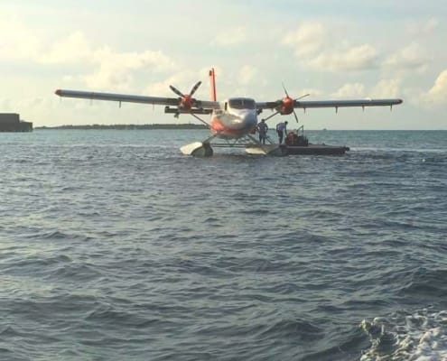 ferntouristik_unterwegs_Malediven_Wasserflugzeug-am-Boden-1-600x800