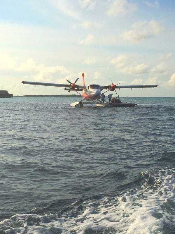 ferntouristik_unterwegs_Malediven_Wasserflugzeug-am-Boden-1-600x800